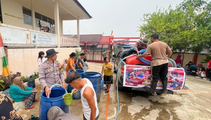 60 KK di Tanjung Kapuas Terima Bantuan Air Bersih dari Polres Sanggau