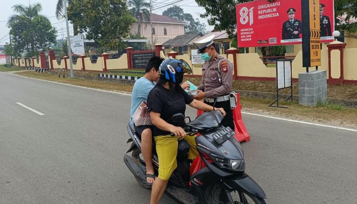 Asap Karhutla Berdampak pada Kualitas Udara, Polsek Entikong Turun Bagikan Masker
