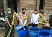 Dampak Karhutla Dan Kemarau Panjang, Polres Sambas Bersama Unsur Pemerintah Kabupaten Sambas Salurkan Air Bersih untuk Warga Teluk Keramat  ‎