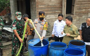 Dampak Karhutla Dan Kemarau Panjang, Polres Sambas Bersama Unsur Pemerintah Kabupaten Sambas Salurkan Air Bersih untuk Warga Teluk Keramat  ‎