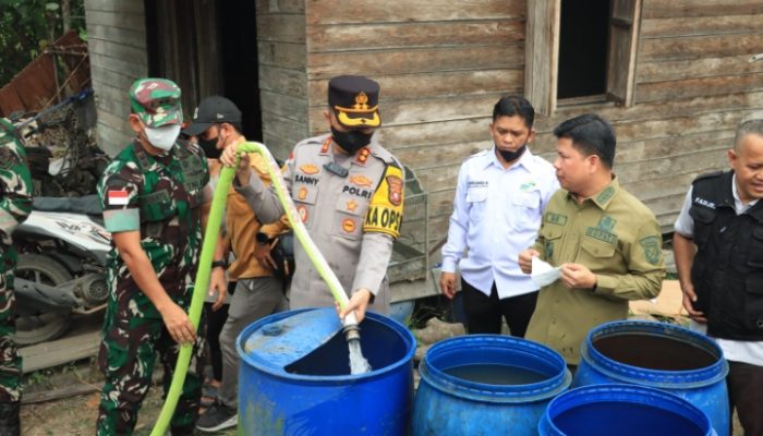 Dampak Karhutla Dan Kemarau Panjang, Polres Sambas Bersama Unsur Pemerintah Kabupaten Sambas Salurkan Air Bersih untuk Warga Teluk Keramat  ‎
