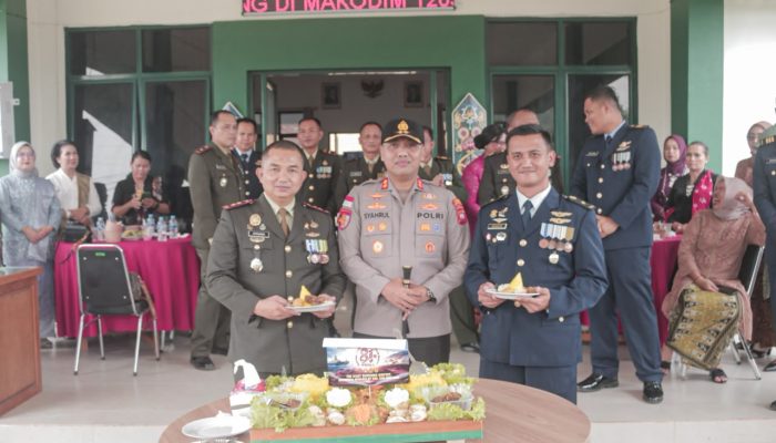 Pererat Kebersamaan, Kapolres Bengkayang Rayakan HUT ke-81 TNI Bersama Prajurit