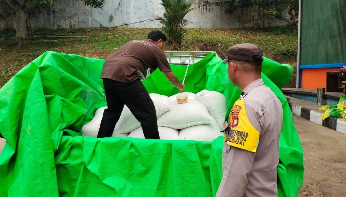 Lolos Uji Mutu, Polsek Beduai Salurkan 750 Kilogram Jagung Pipil Kering ke Bulog Sanggau