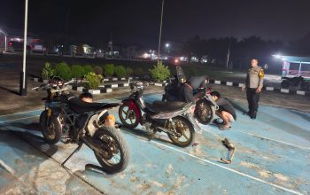 Tekan Balap Liar, Polsek Meliau Tertibkan Pengendara Motor Berknalpot Brong