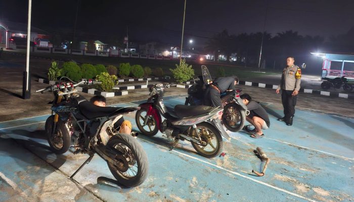 Tekan Balap Liar, Polsek Meliau Tertibkan Pengendara Motor Berknalpot Brong