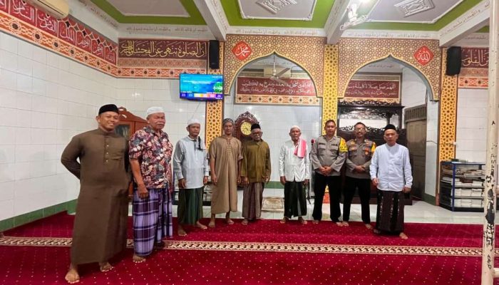 Jaga Kerukunan dan Saring Informasi, Pesan Polisi kepada Jamaah di Sekayam