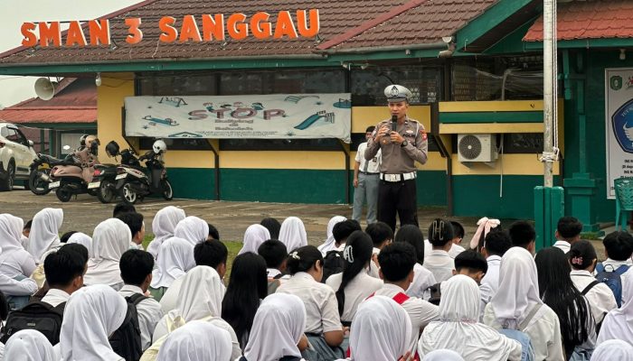 Bangun Generasi Pelopor Keselamatan, Satlantas Polres Sanggau Edukasi Pelajar SMAN 03 Sanggau